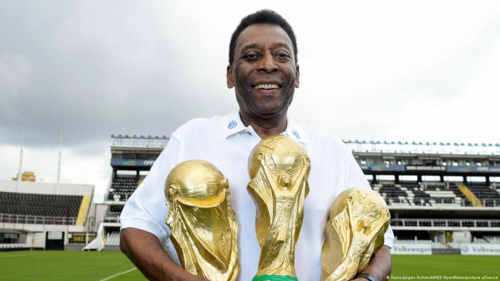 Pele là cố cầu thủ bóng đá chuyên nghiệp người Brazil